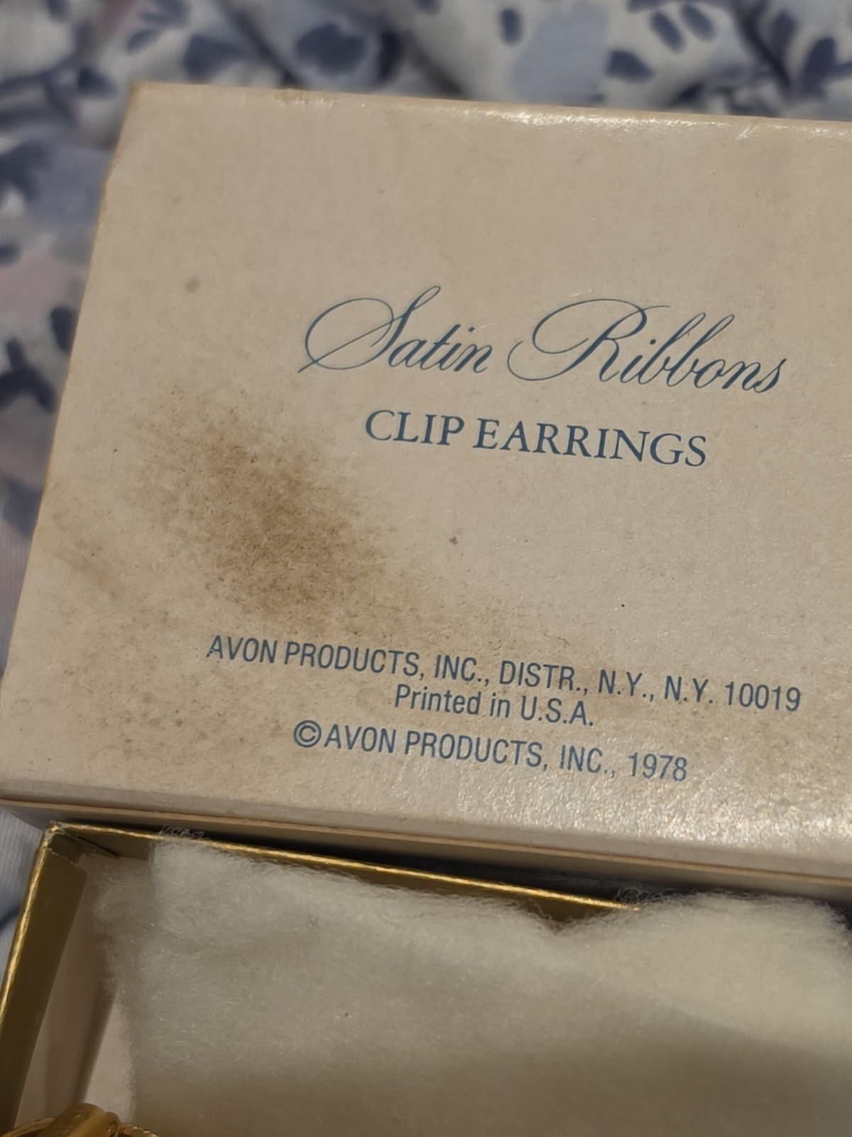 Satin Ribbons Clip Earrings Vintage Avon Fashion Accents 1978 Gold Tone Wide