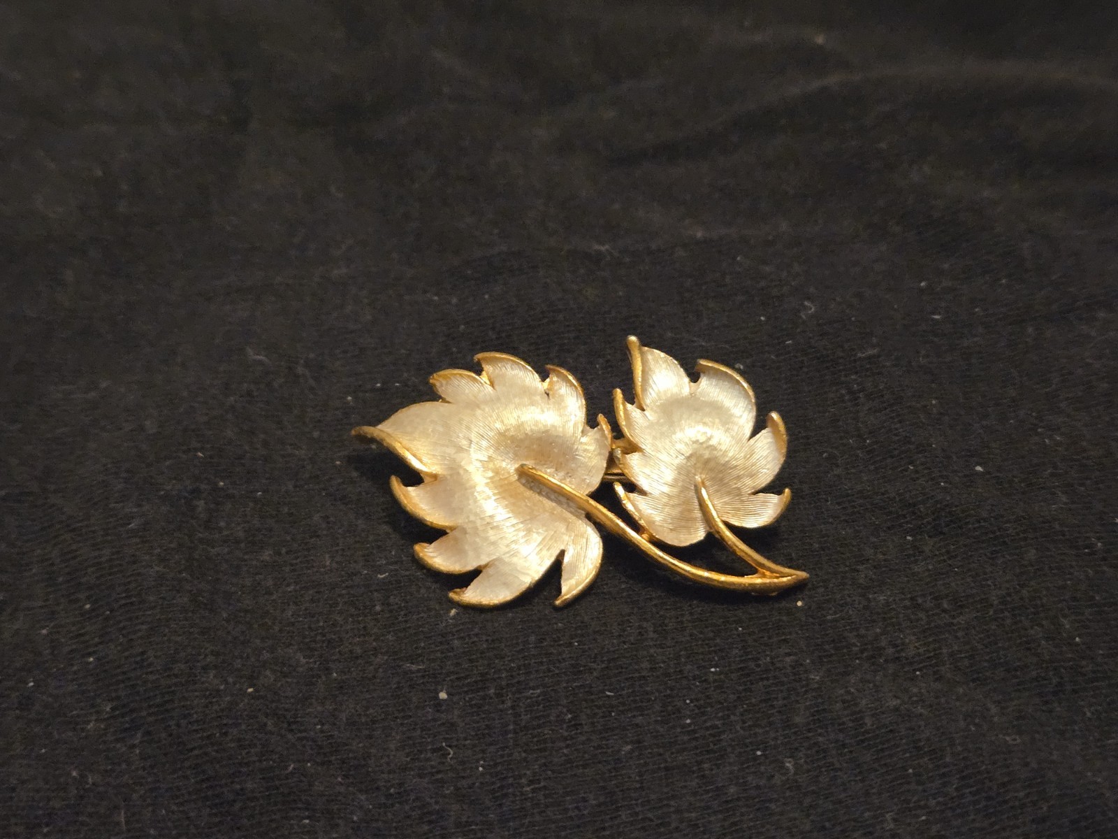 JJ”Jonette Art Nouveau Pin Brooch 2 ivory gold tone Leaves MCM 1.86″ Old Vtg