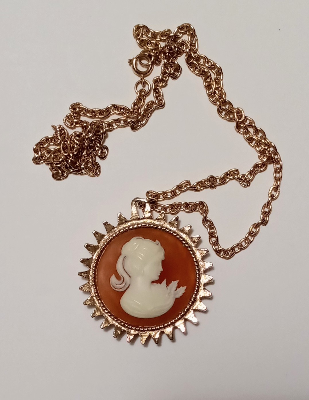 VTG 1980’s-1990’s Gold Tone Cameo Necklace Costume Jewelry