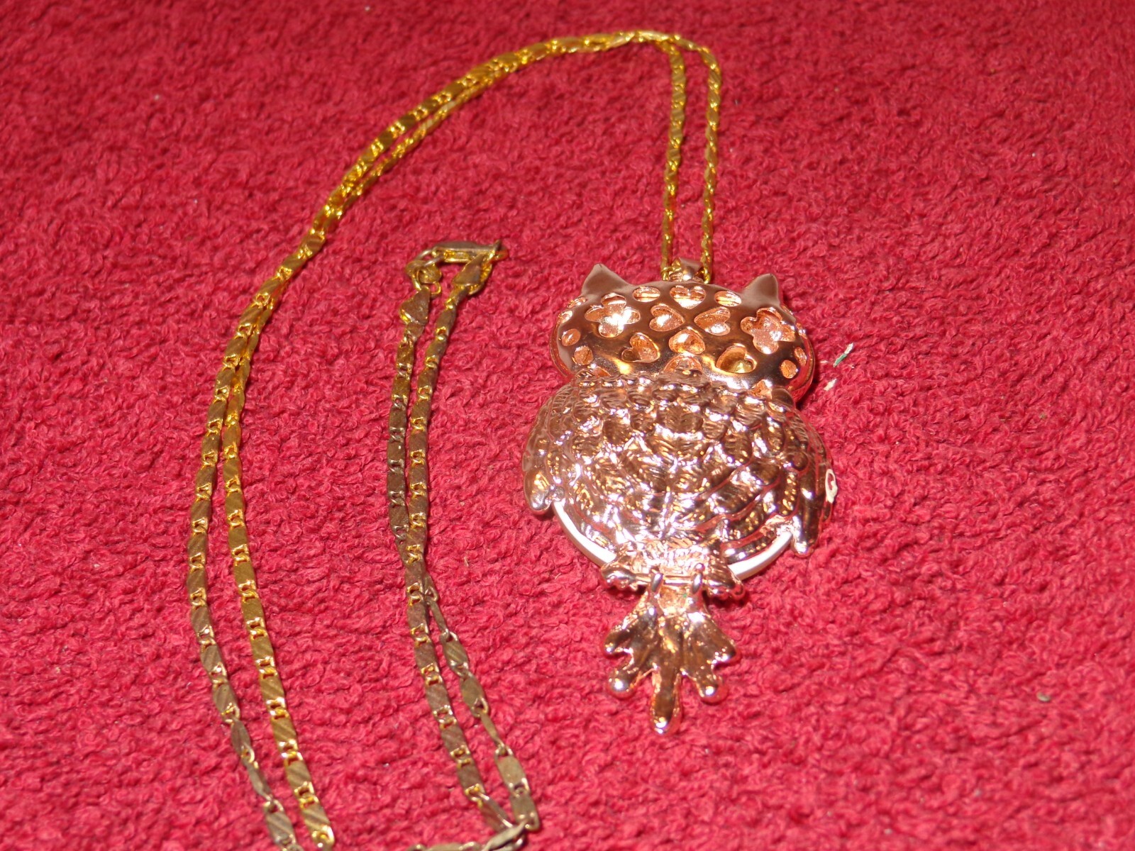 VINTAGE OWL PENDANT 2 1/2 x 1 1/2 in WITH 29 in CHAIN UNIQUE TAIL THAT MOVES-J2
