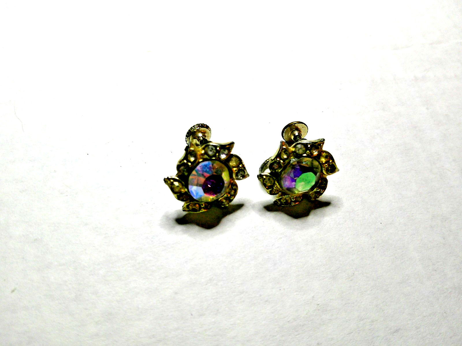 VINTAGE AURORA BOREALIS SCREW BACK EARINGS FLOWER SHAPE WITH CENTERED STONES