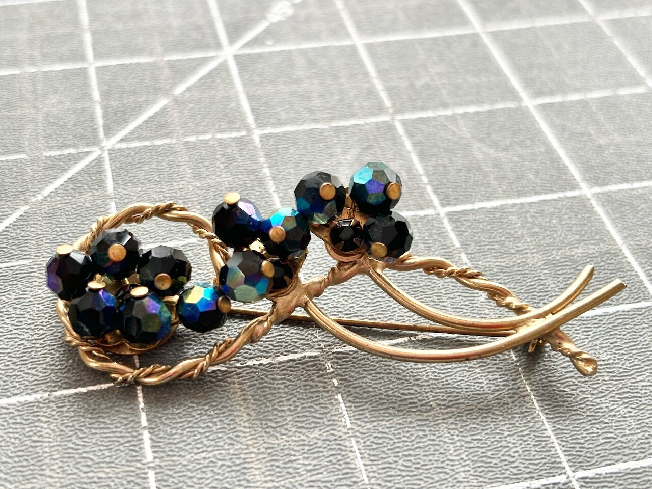 ELEGANT 1950s VINTAGE BLACK FACETED BEAD CLUSTER FASHION BROOCH, 3″ FLOWER PIN