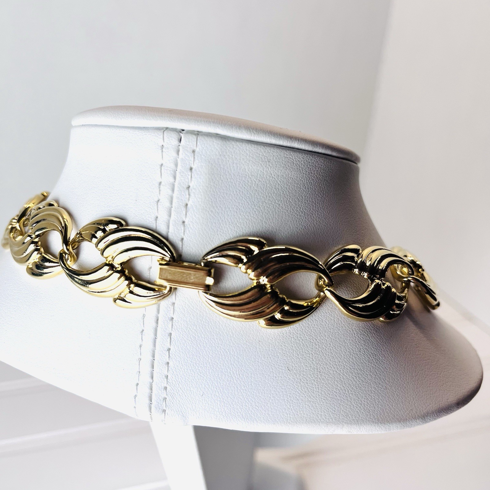 Vintage Bold Gold Tone Oval Wave Links Necklace – Circa 1990s -Retro Classic