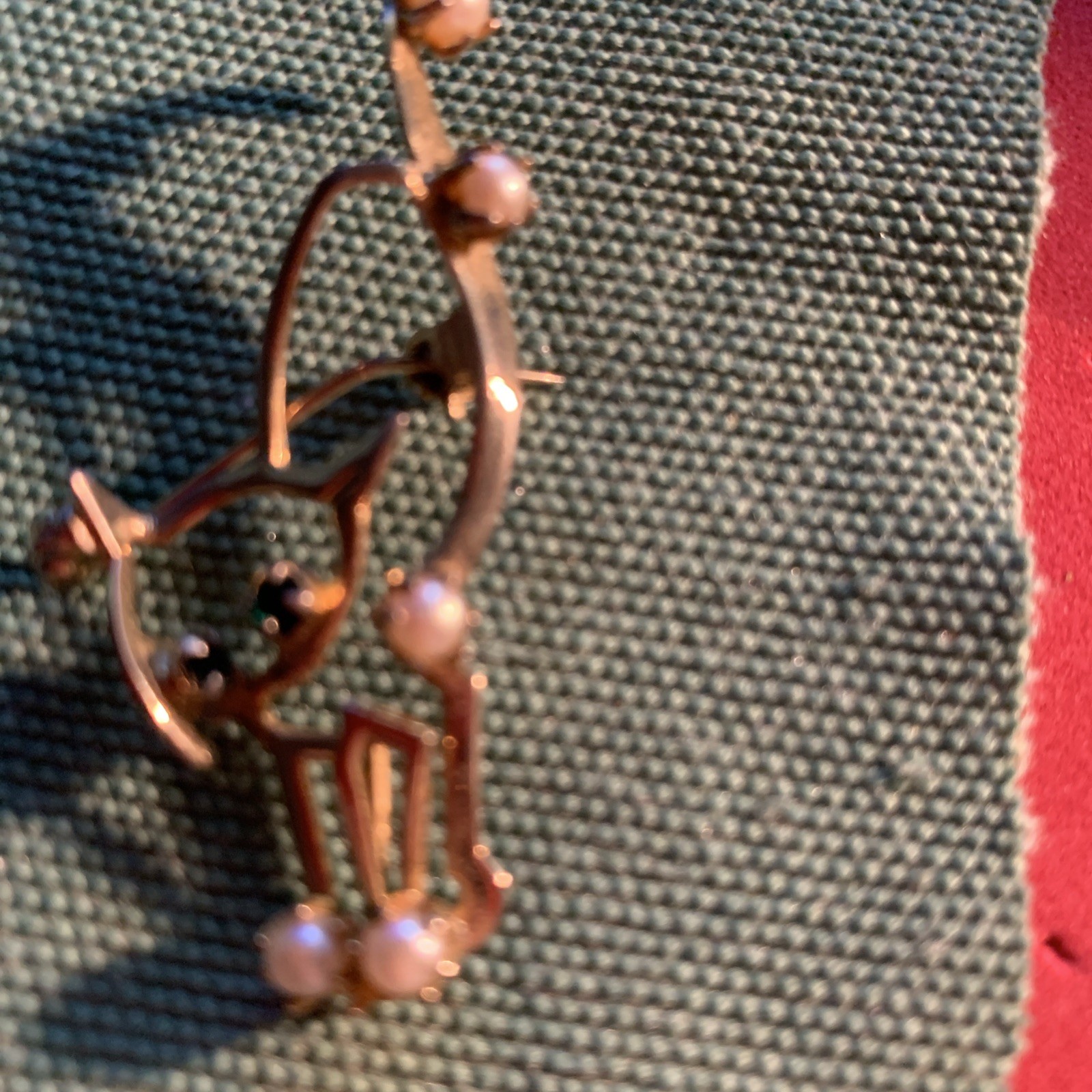 Estate cat Pin with pearls measures 1inX2i quality Gold=tone safety catch clasp