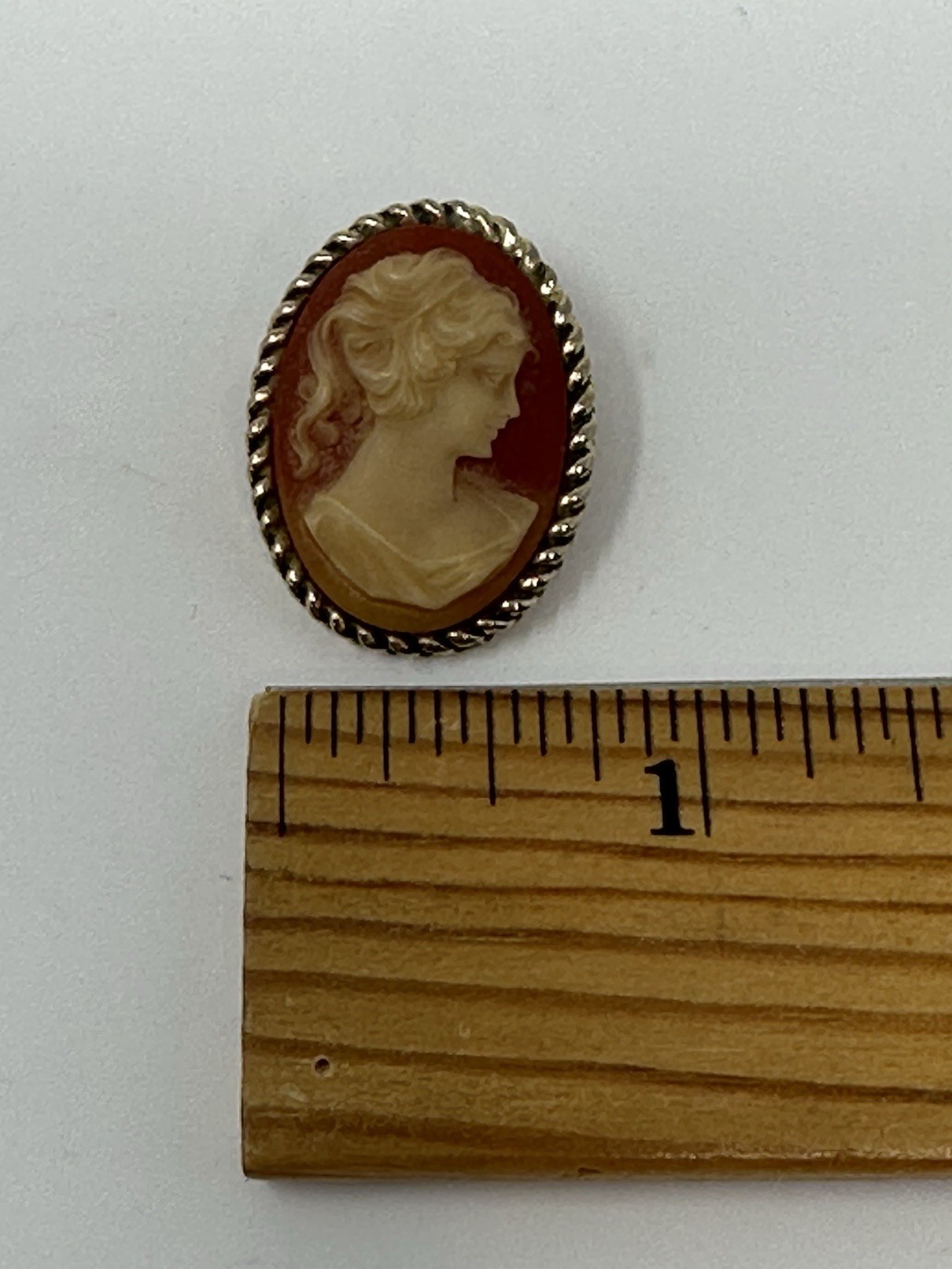 Vintage Cameo Brooch Pin Orange Cream Oval Gold Tone Twist Frame Estate 3/4″x1″