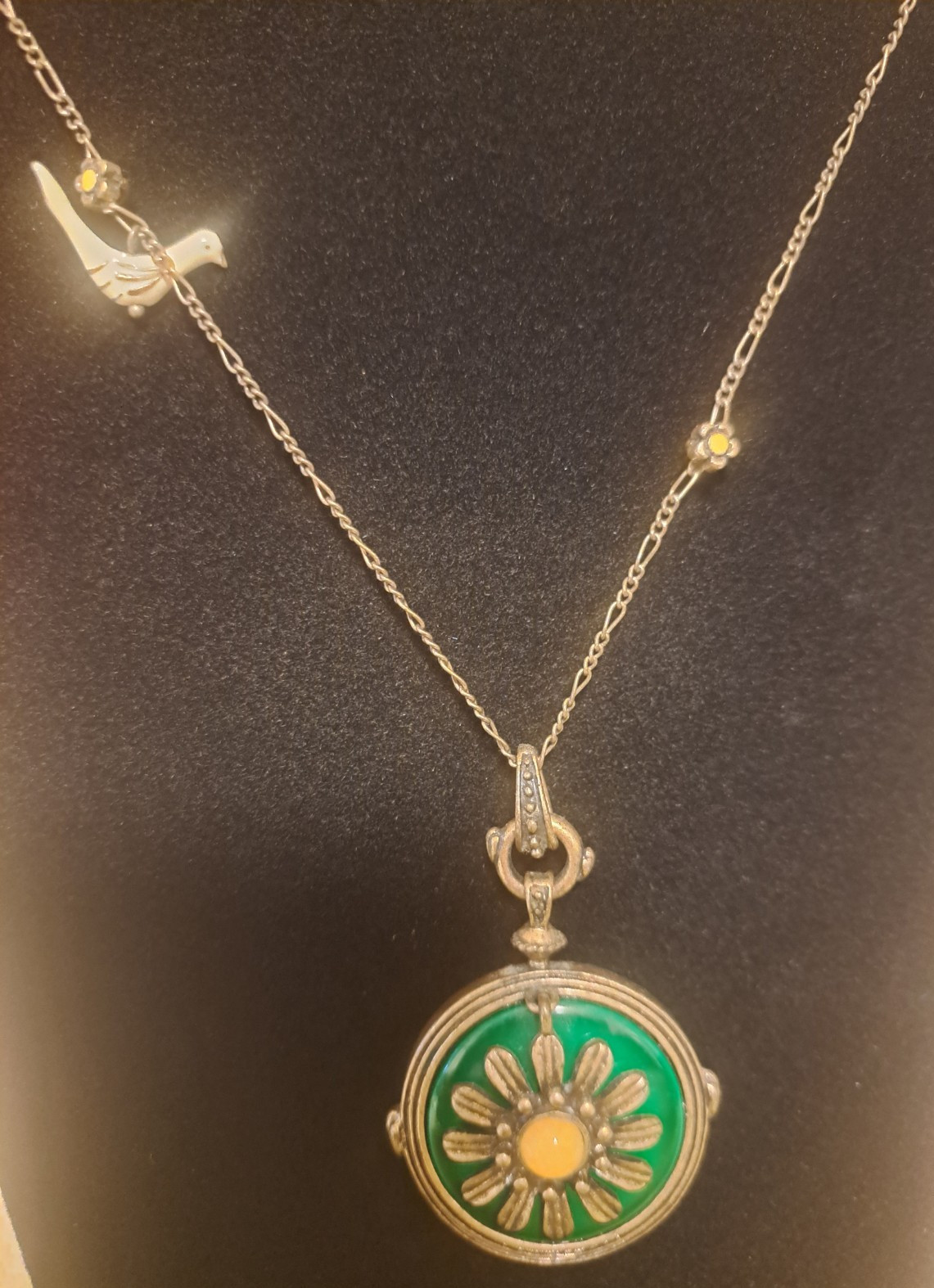 VINTAGE EMERALD AND GOLD FLOWER BIRD NECKLACE 22 INCHES STUNNING QUALITY JEWELRY