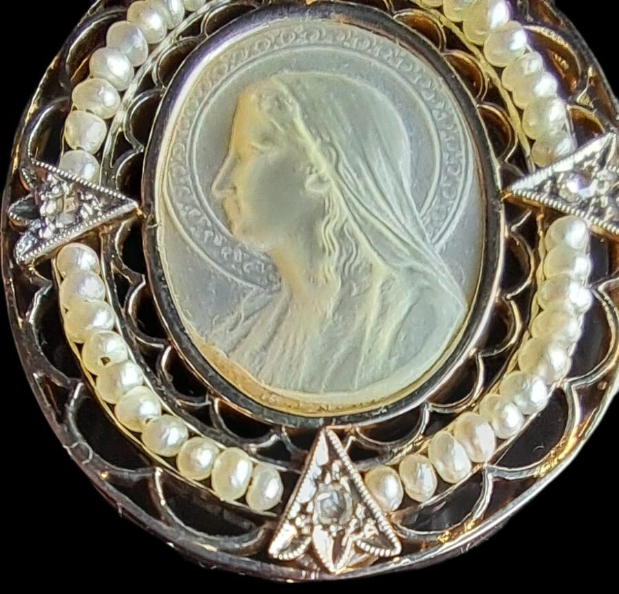 Fine Antique Art Nouveau 18K Gold Mother of Pearl Virgin Mary Pendant Ca 1900