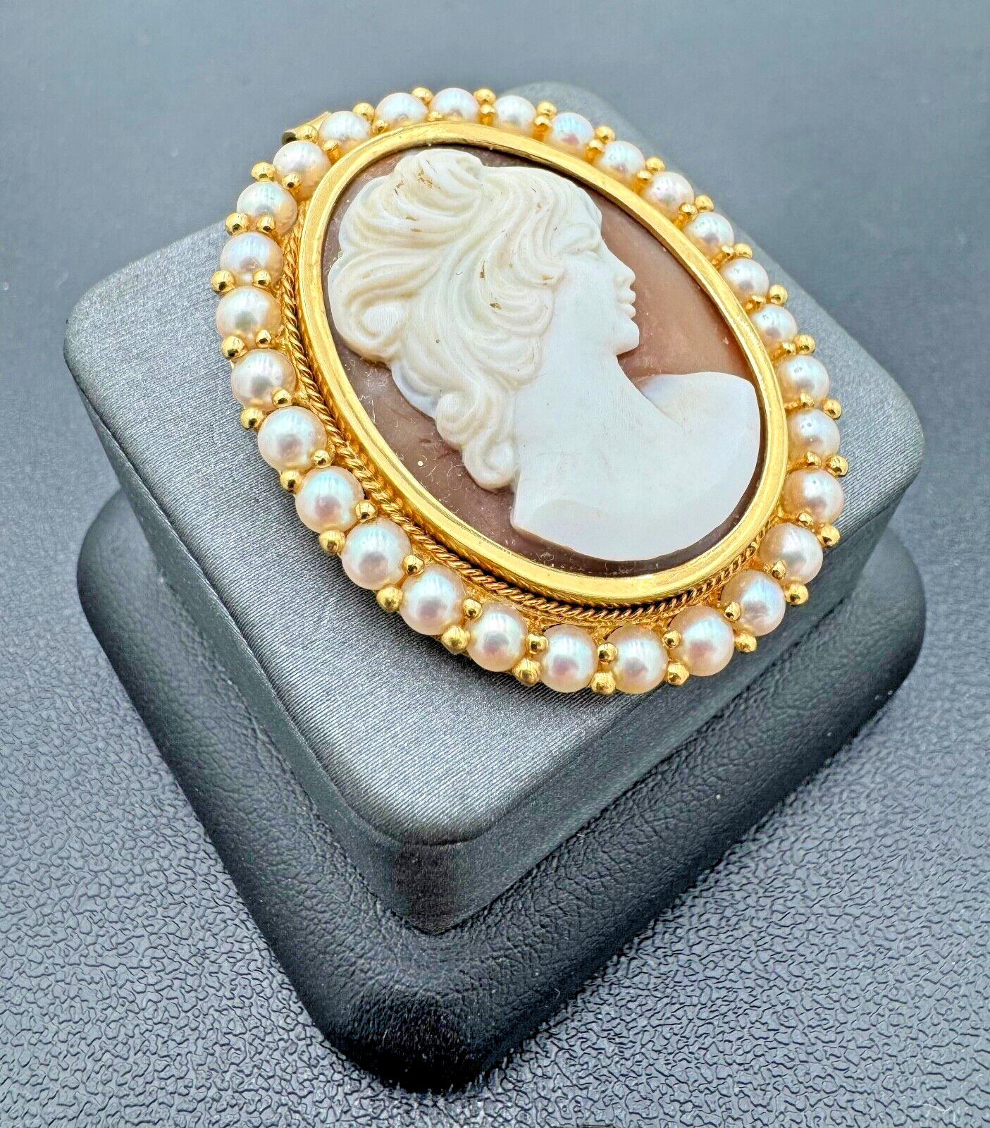 Antique 18kt Yellow Gold Cameo 39mm x 32mm Brooch/Pendant with Pearl Border