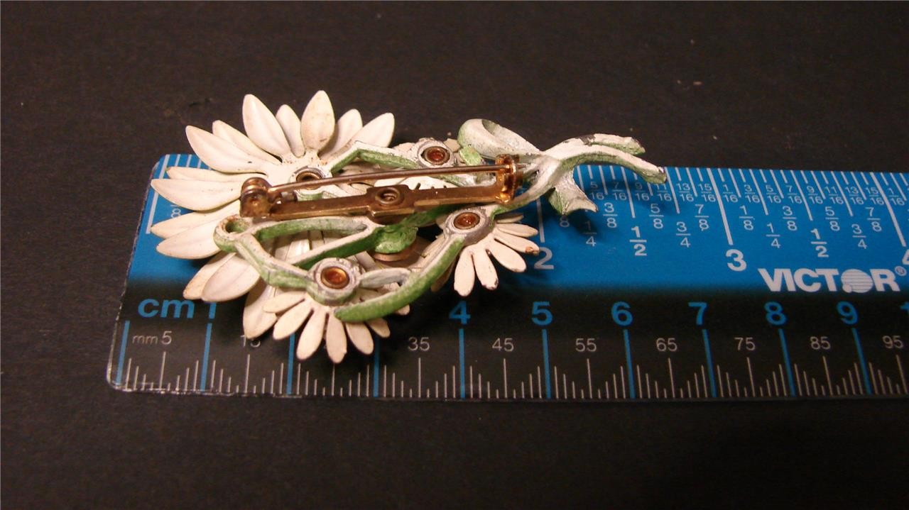 Vintage Retro Mod 60’s Green & Pink Enamel Metal Daisy Bouquet Flower Pin Brooch