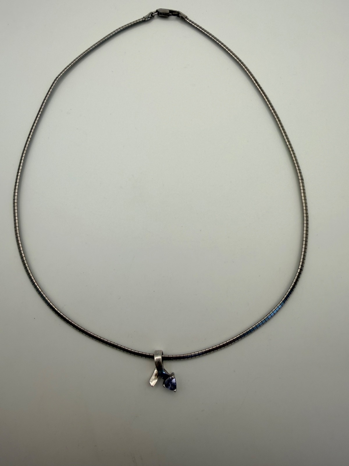 Vintage Silver Tone Necklace Modernist Pendant Trillion Cut Tanzanite Color Ston