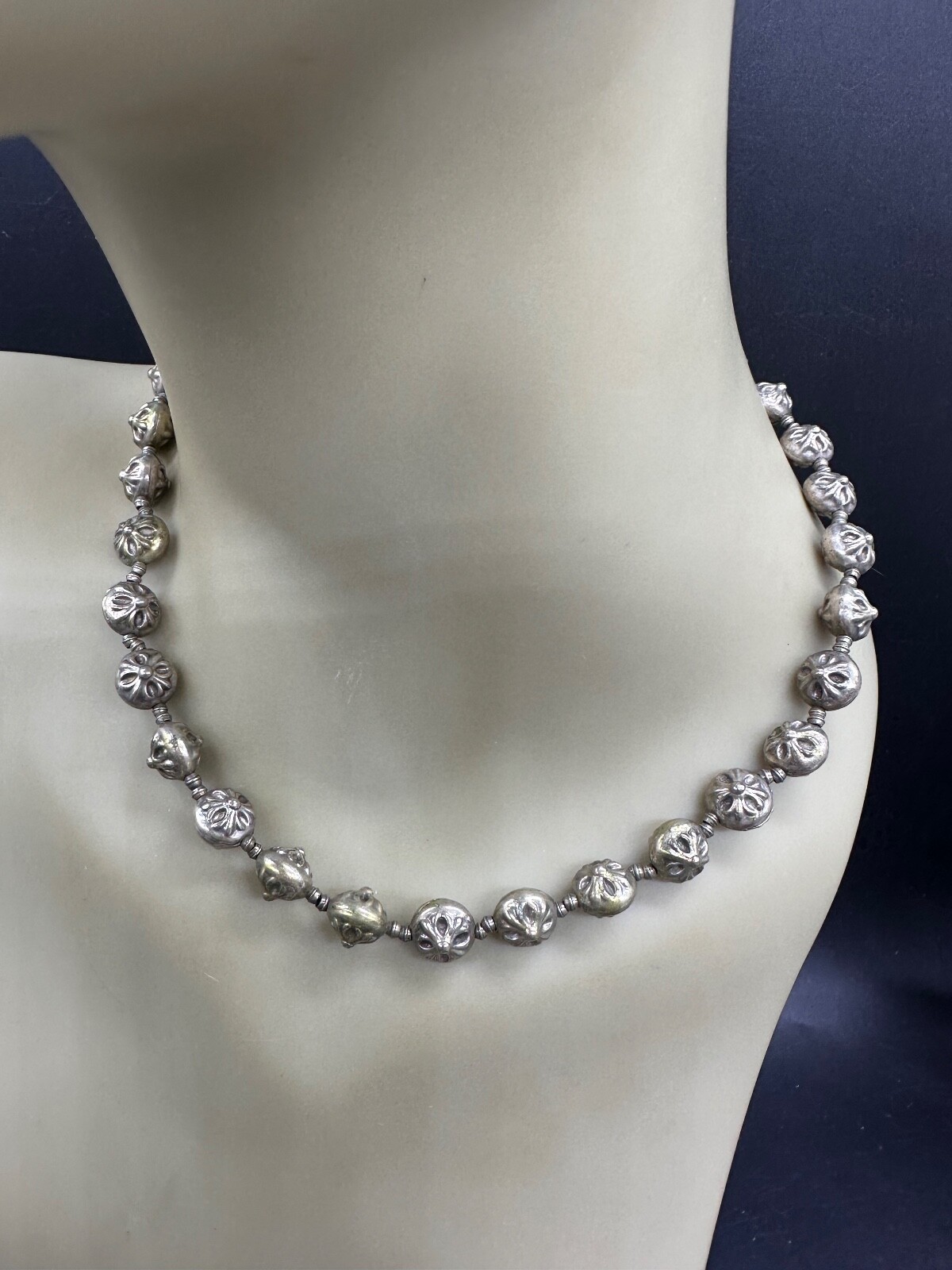 ESTATE SILVER METAL ROSETTE BEAD TRIBAL NECKLACE 16″
