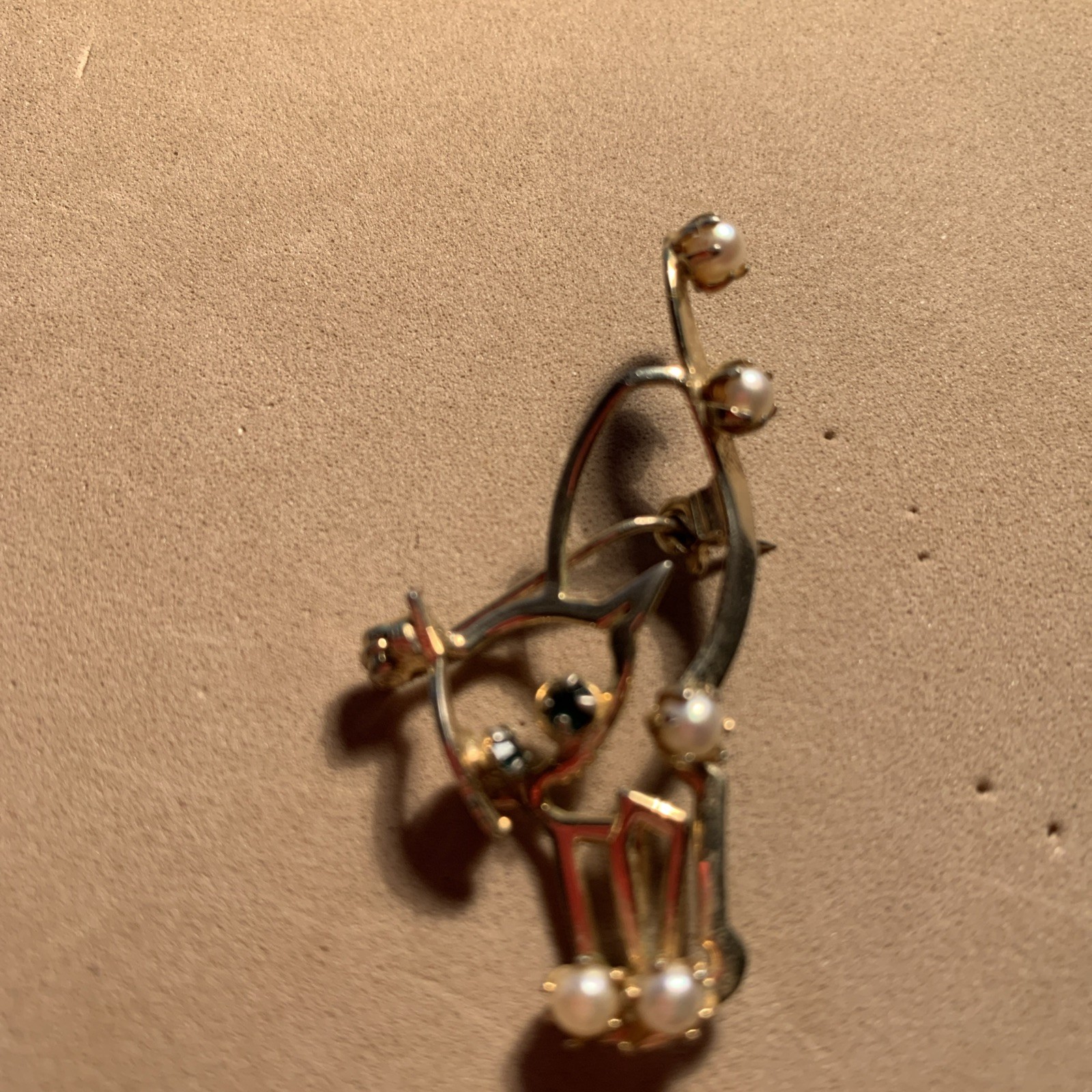 Estate cat Pin with pearls measures 1inX2i quality Gold=tone safety catch clasp