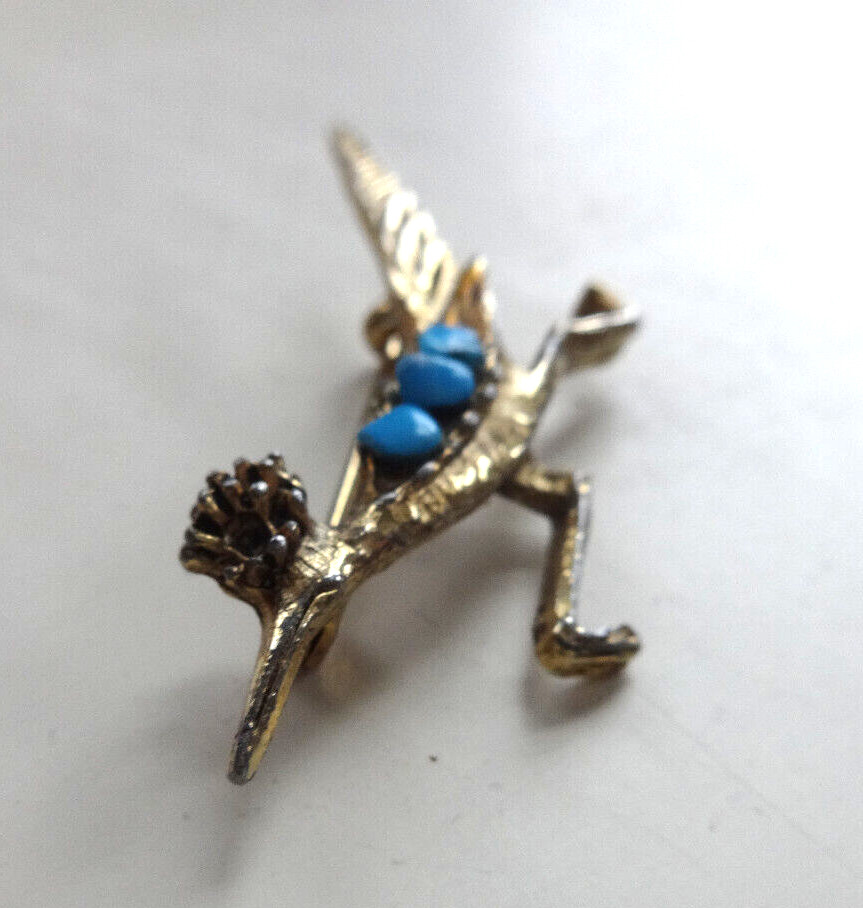 VTG ROADRUNNER BROOCH PIN TEXTURED GOLD TONE TURQUOISE STONES MISSING EYE GUC
