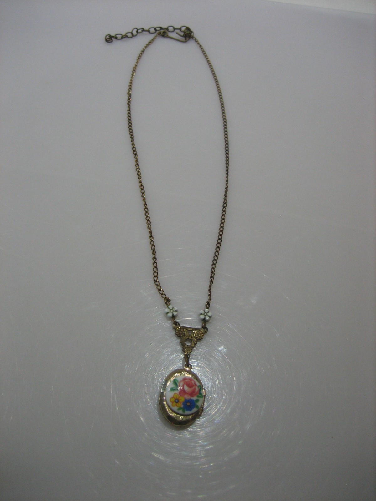 Vintage Gold Tone Floral Porcelain Photo Locket Pendant Chain Necklace