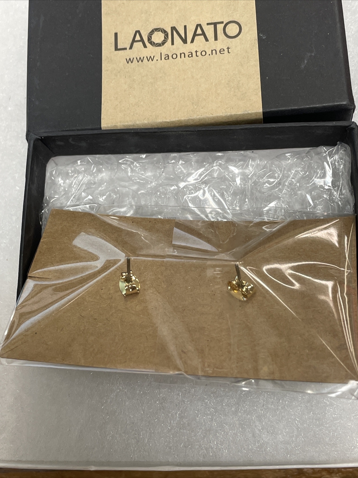 LAONATO GOLD TONE ENAMELED YELLOW WHITE DAISY FLOWER PIERCED EARRINGS NEW BOXED