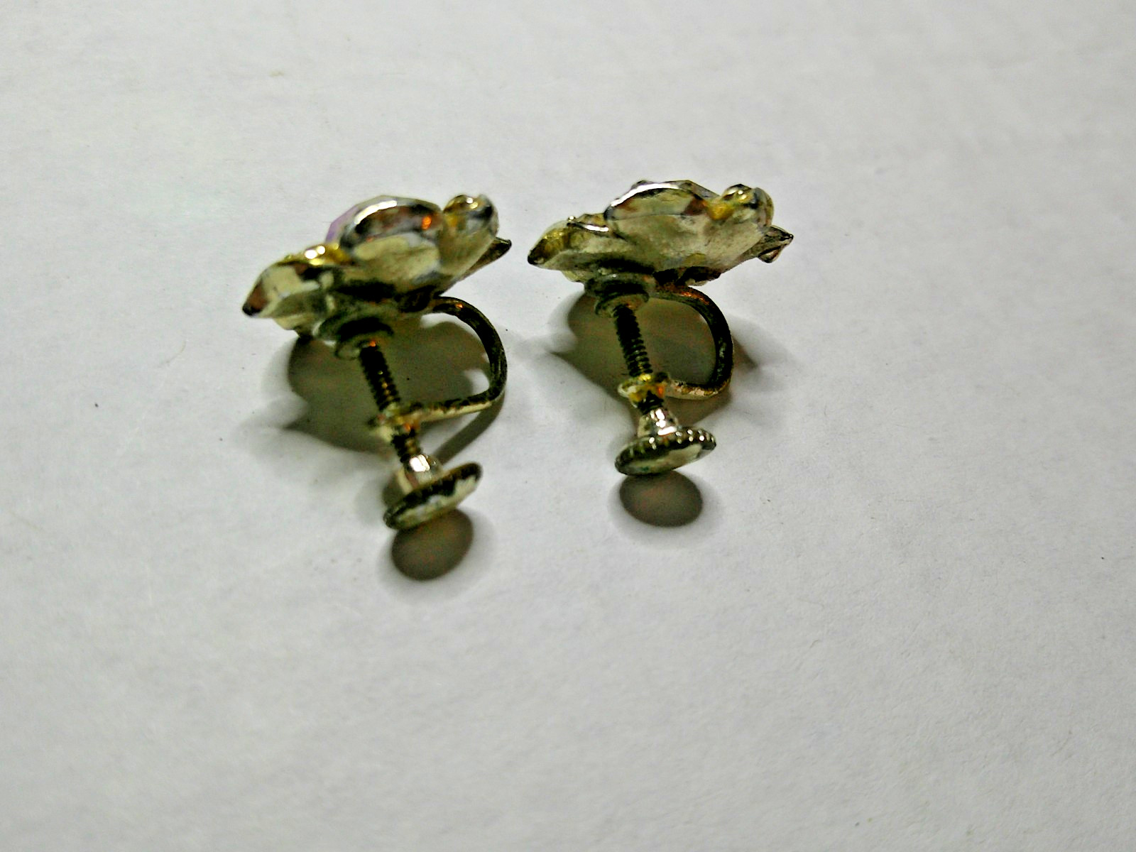 VINTAGE AURORA BOREALIS SCREW BACK EARINGS FLOWER SHAPE WITH CENTERED STONES