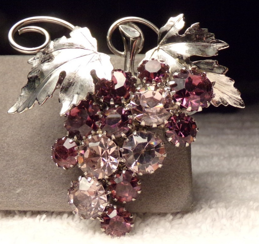 VTG 50s SILVER TONE PURPLE CRYSTAL RHINESTONE WINE VINTNER GRAPE CLUSTER BROOCH