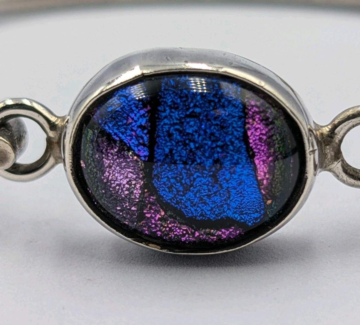 Vtg Sterling Silver Oval Multi Color Dichroic Glass Hook Bangle Bracelet – 16.6g