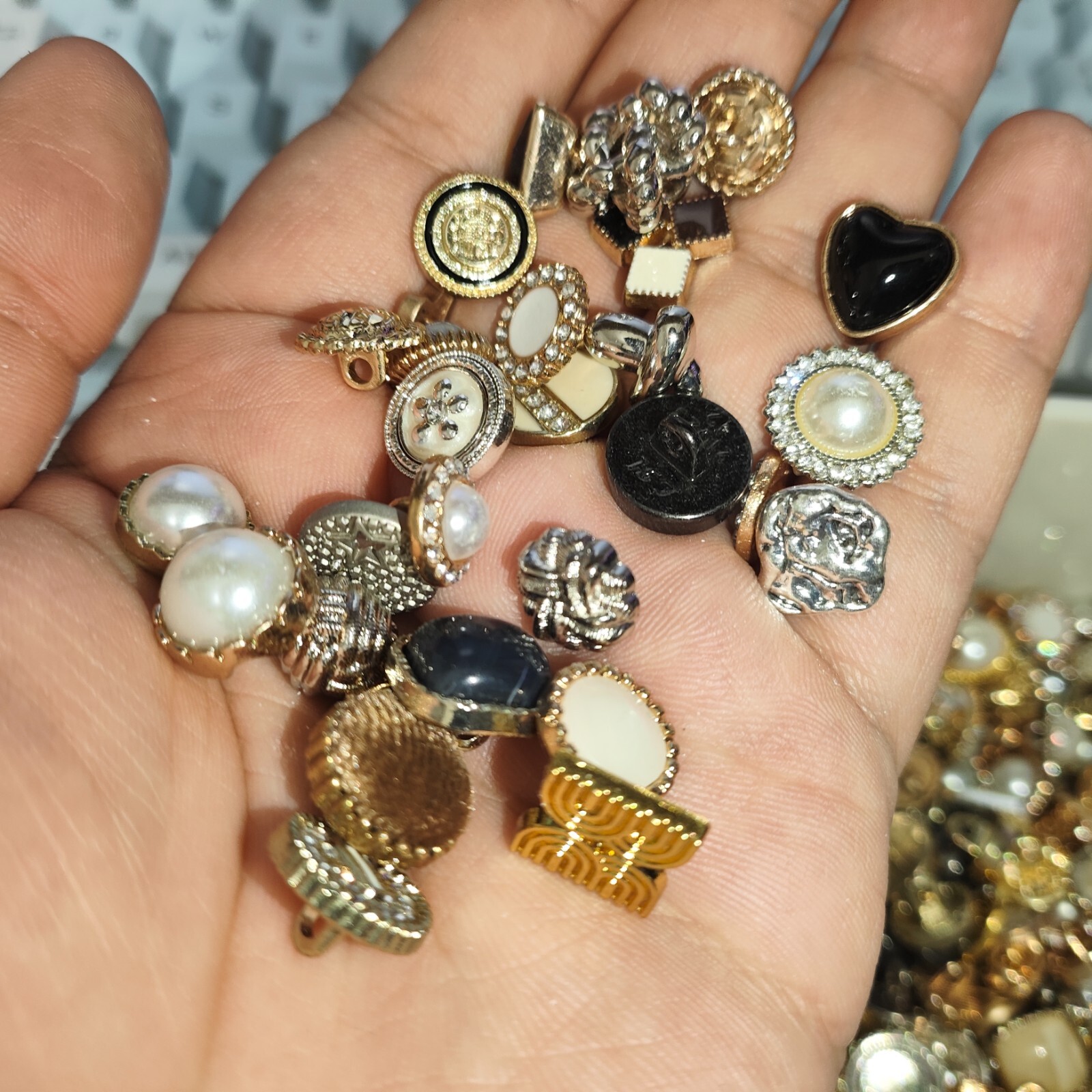 Vintage-now Costume Jewelry makeing Lots button Read Description 50pcs