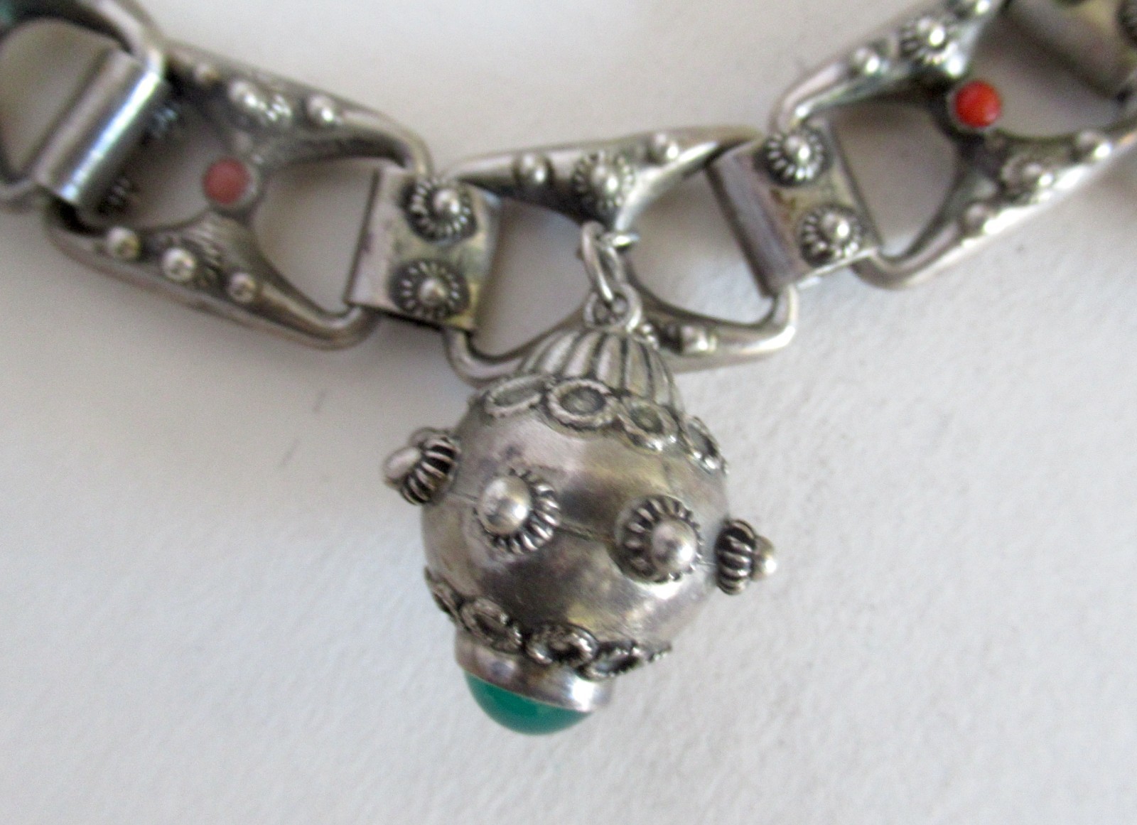 VINTAGE ITALY ETRUSCAN CANNETILLE FOB 800 STERLING & CORAL BRACELET, 43 GRAMS