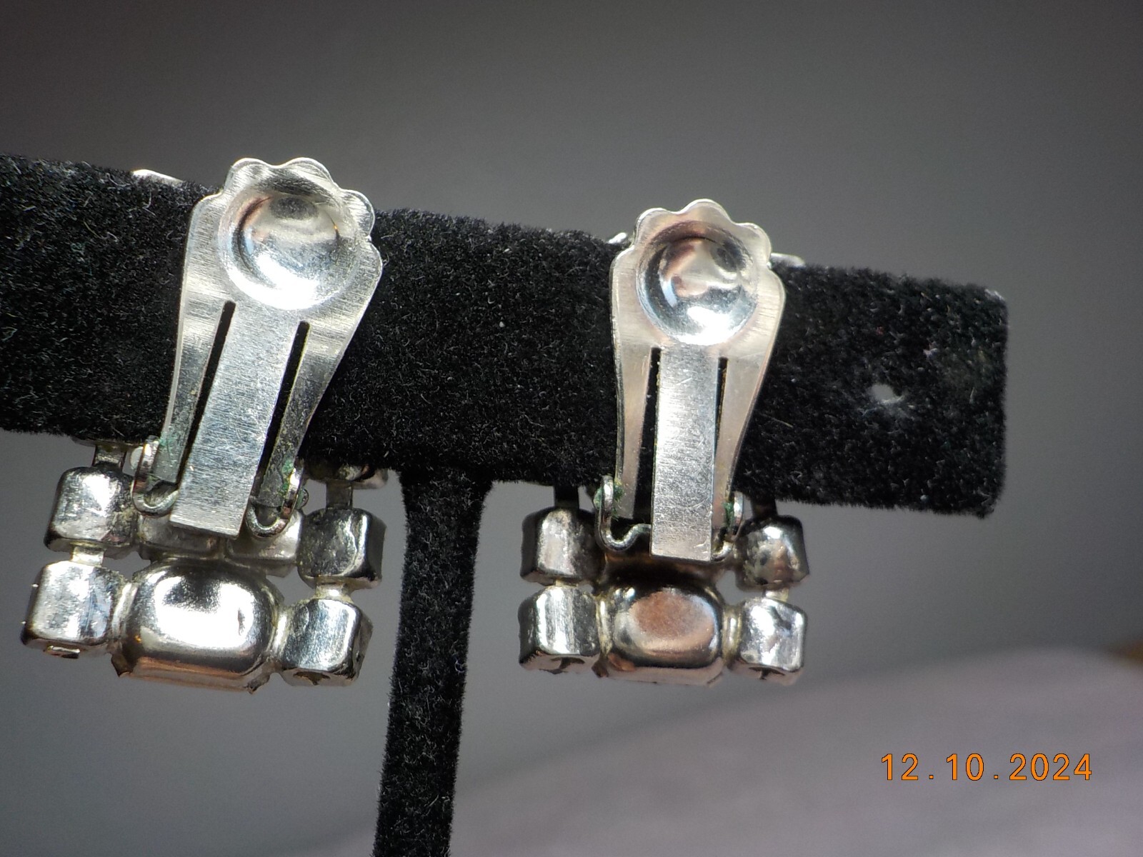 VINTAGE CLEAR RHINESTONE CLUSTER CLIP-ON EARRINGS W/EMERALD/ROUND CUT STONES