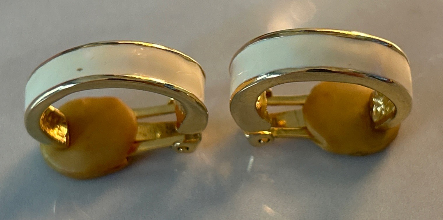 Vintage Ivory And Gold Color Clip On Earring Set. Women’s Earnings.
