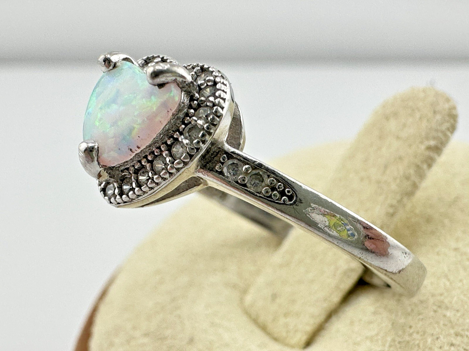 Vintage Sterling Silver Glowing Iridescent Center Heart Shaped Stone Ring Sz 8