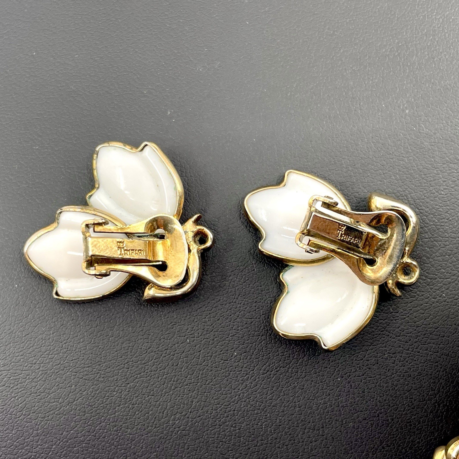 Vintage Crown Trifari Pat Pend Milk Glass Floral Bracelet Clip On Earrings Set