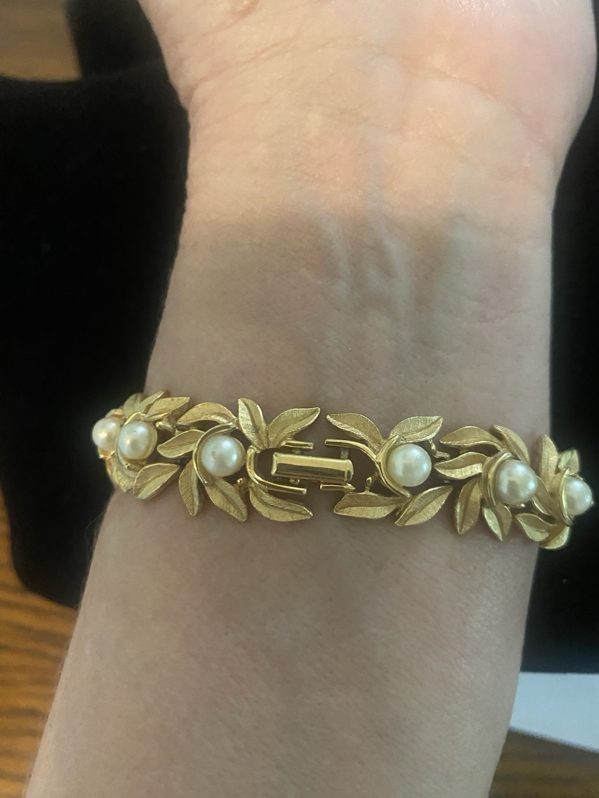 VTG Collectable AVON 1971 Evening Creation Gold tone Leaves W/Pearls bracelet