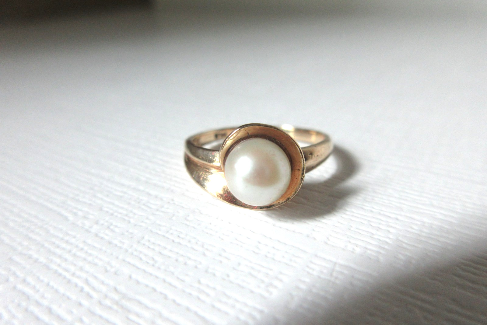 Vintage 1960’s Pearl Yellow Gold Ring ~ 10K ~ 6mm~ Swirl Setting