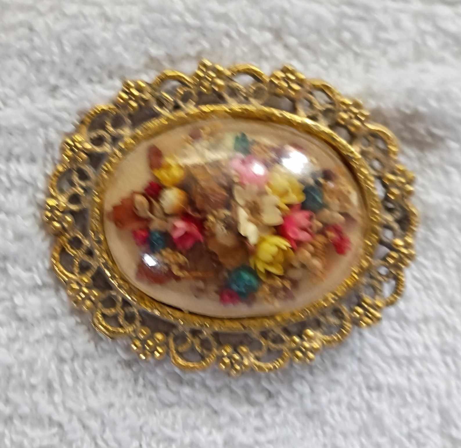 Vintage Oval Floral Brooch Gold-Tone Resin Metal Multicolor Flowers & Plants