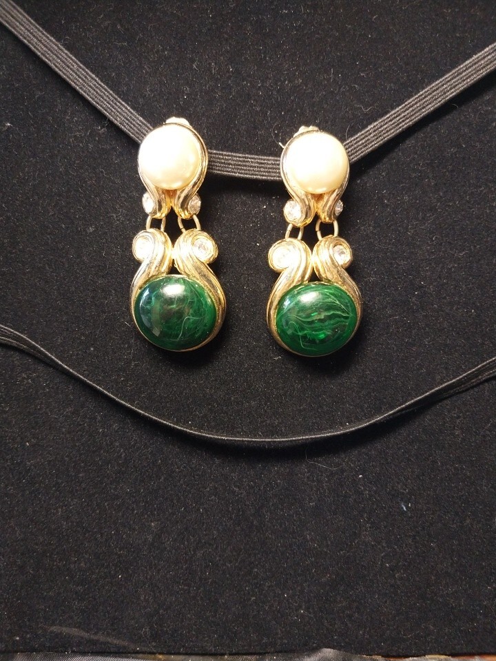 Vintage Grosse Gold Tone Gripoxi Swirled White & Green Cabs Mogul Drop Design A8