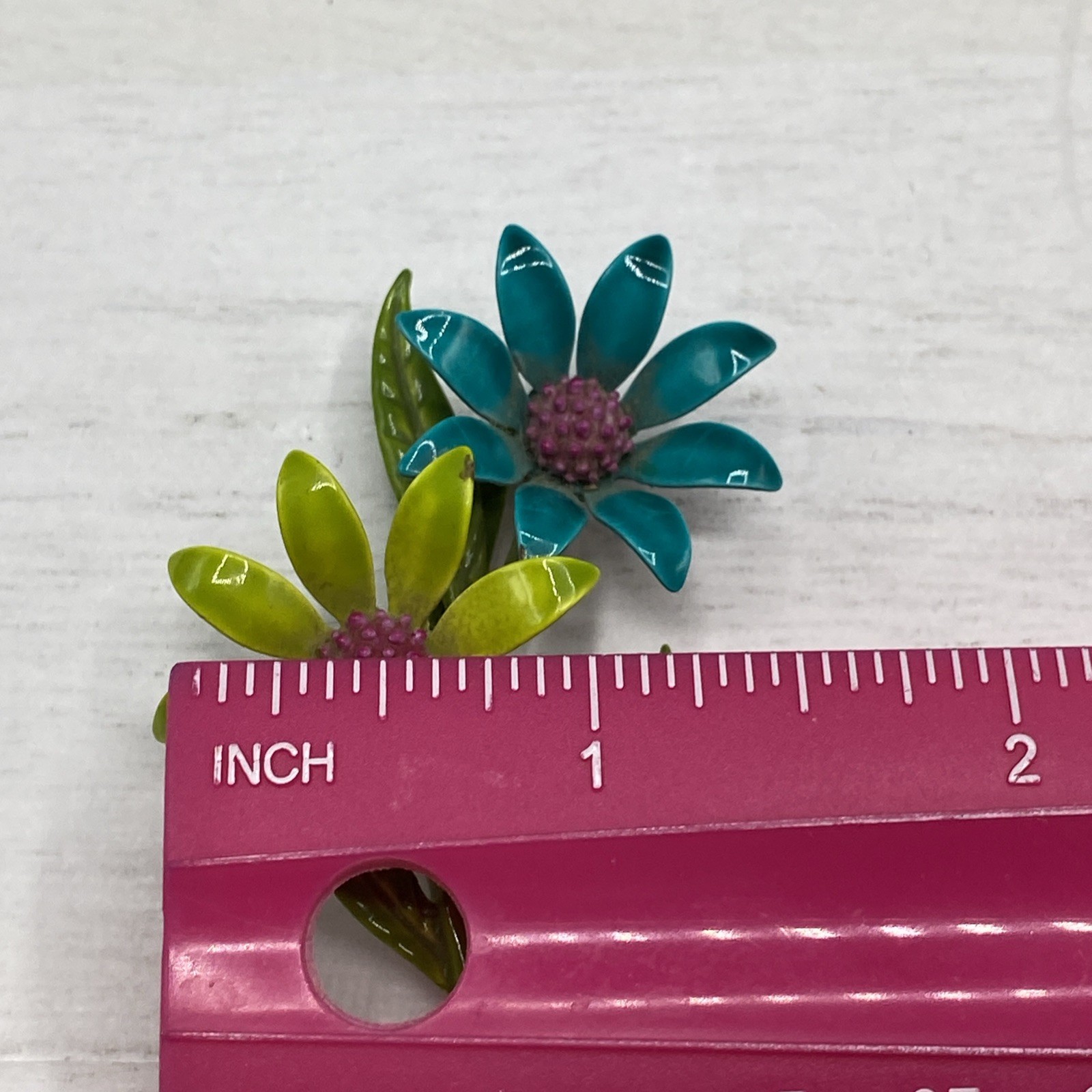VINTAGE RETRO HIPPY MOD BLUE Green ENAMEL METAL DAISY FLOWER W/ STEM BROOCH PIN