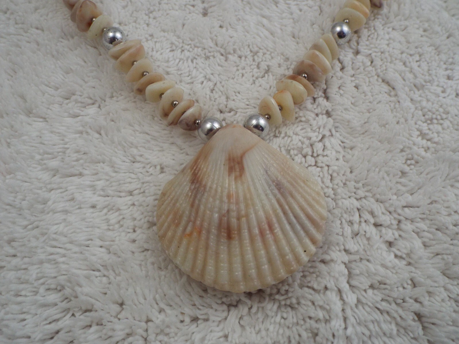 Cream Brown Acrylic Shell Pendant Necklace (B31)