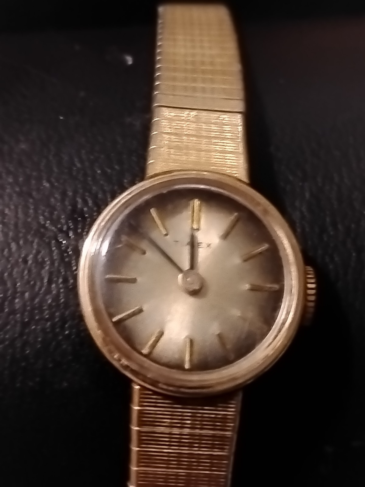 Vintage Womens Hand Wind Timex Watch 17mm X 7 3/4” in working order keeps time