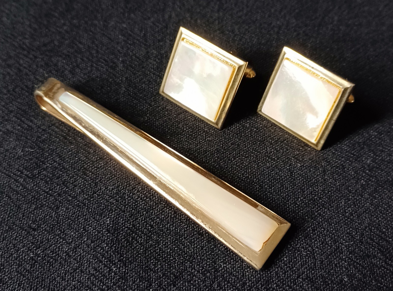 Elegant VTG Mother of Pearl Square Gold Tone Cuff Links Coordinating Tie Clip