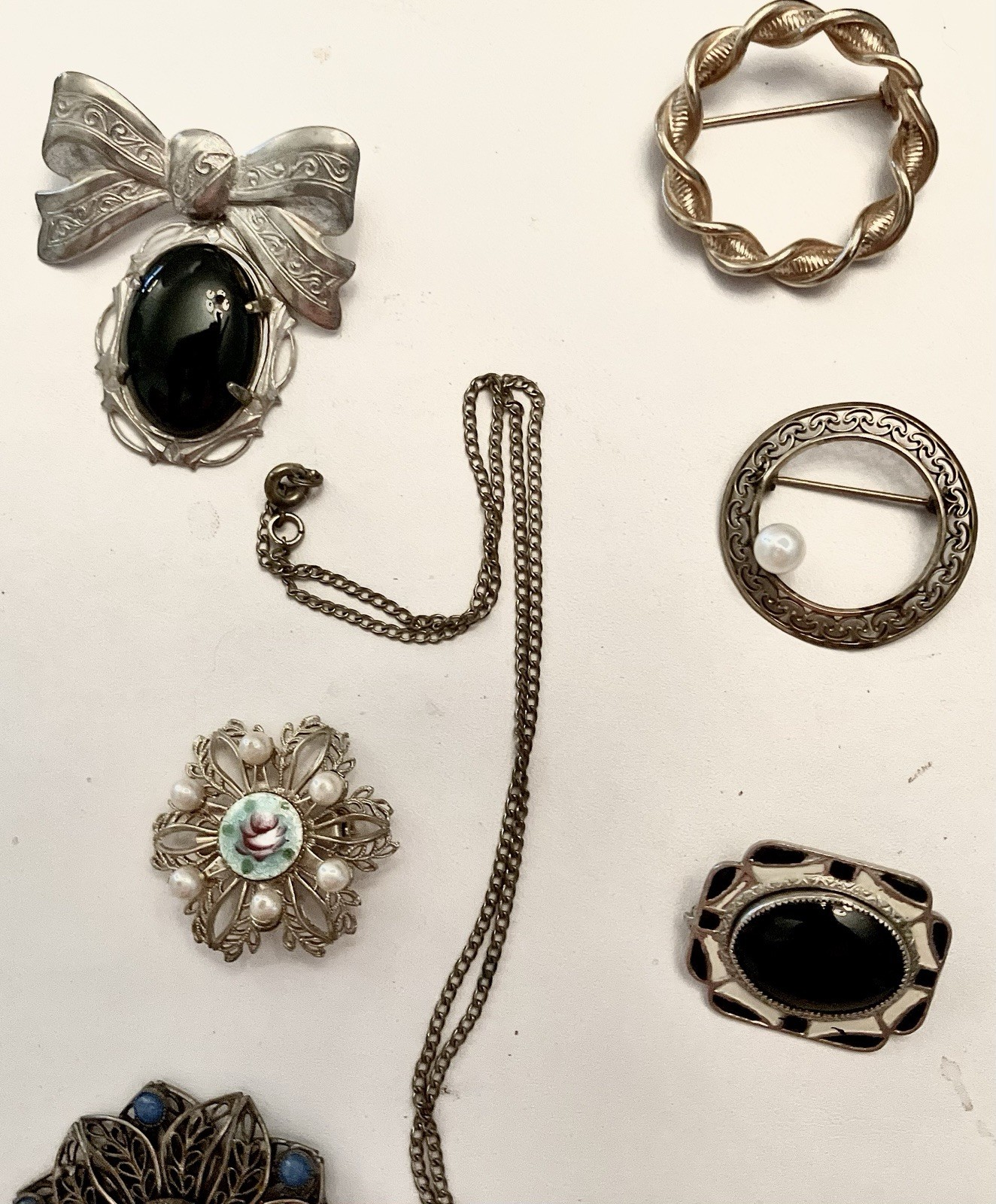 Small Collection of Lovely Unbranded Vintage Pins/Brooches/One Pendant/
