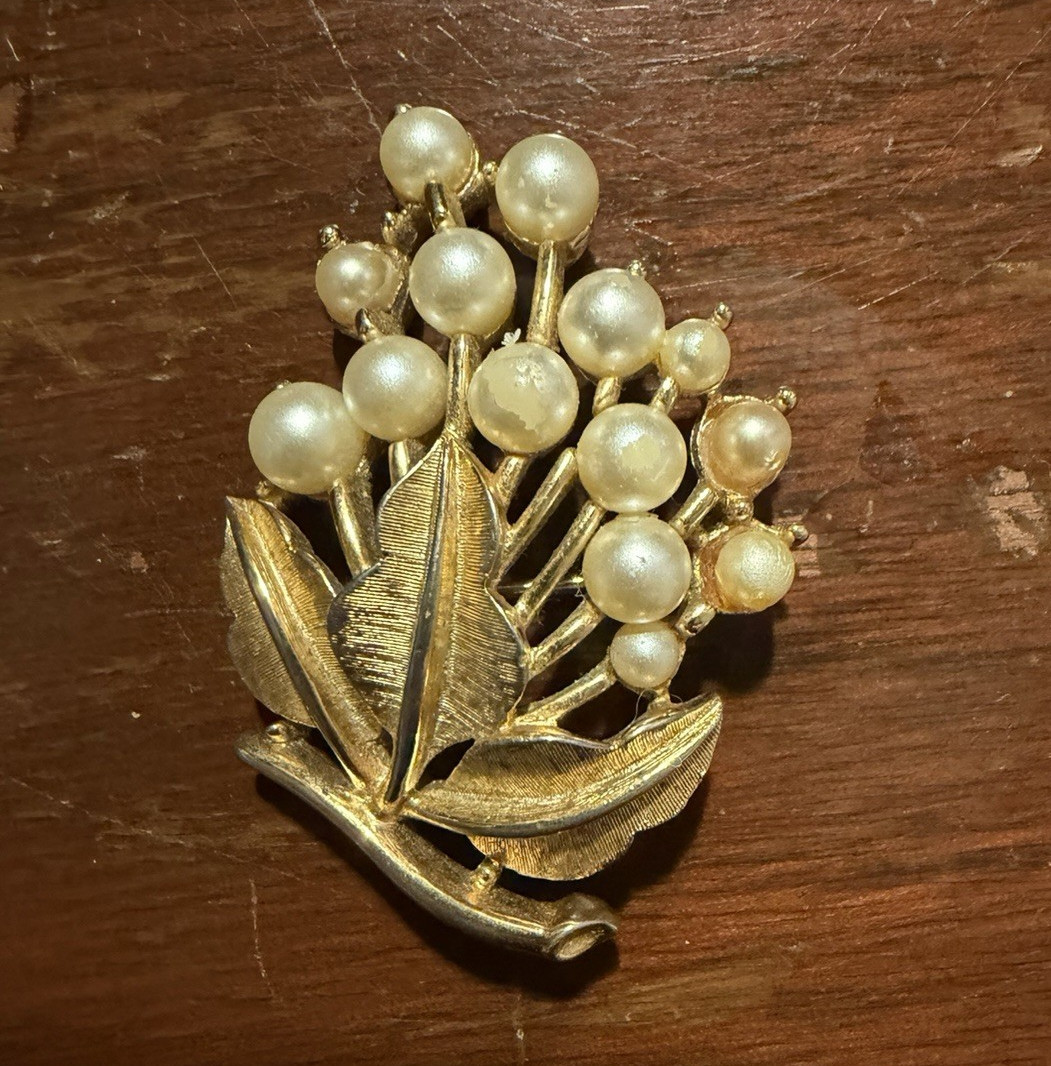 Vintage Crown Trifari Gold toned leaf brooch/pin
