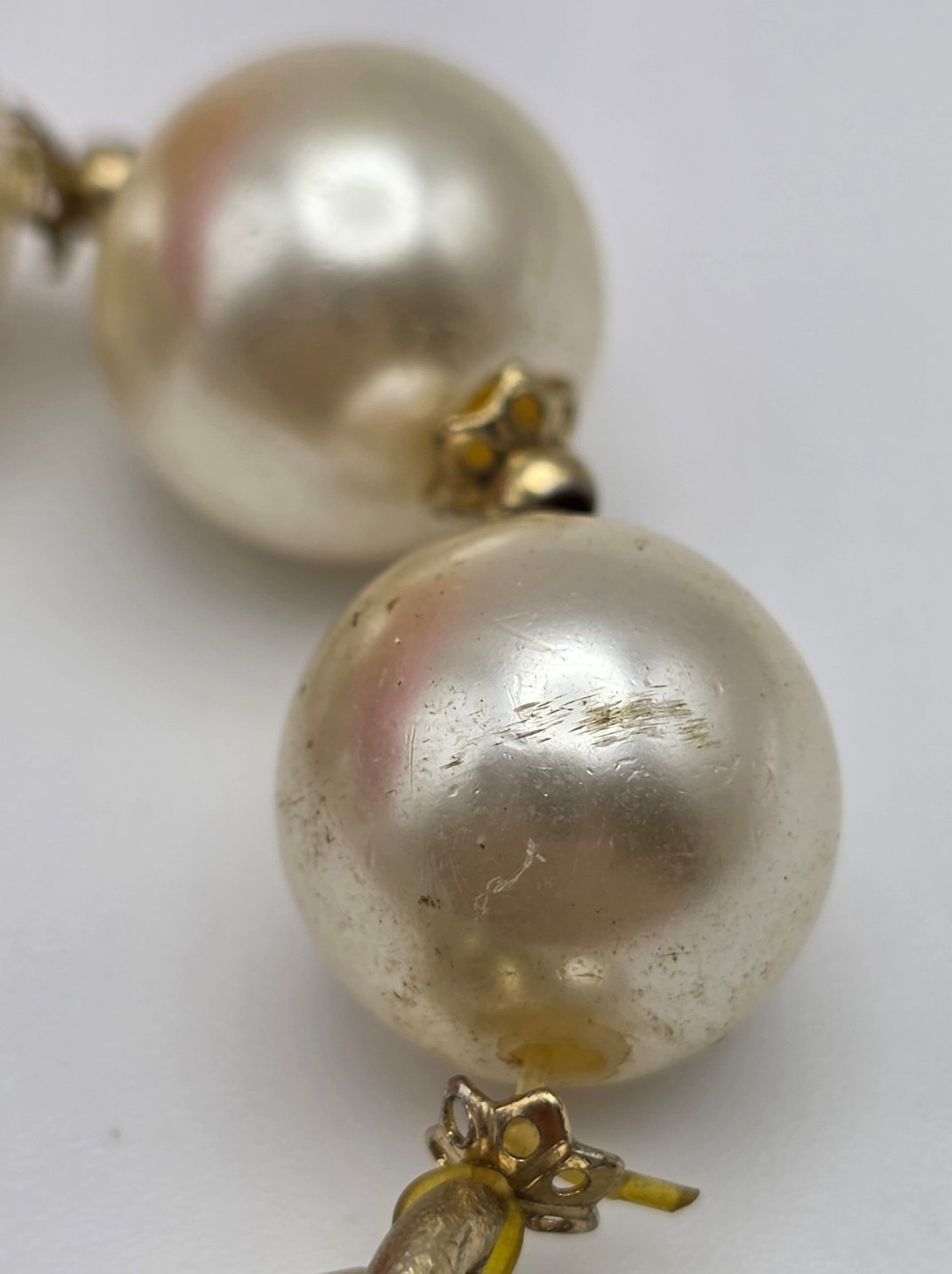 Vintage Betsey Johnson Faux Pearl Dangle Charm Stretch Bracelet 7 in Gold Tone