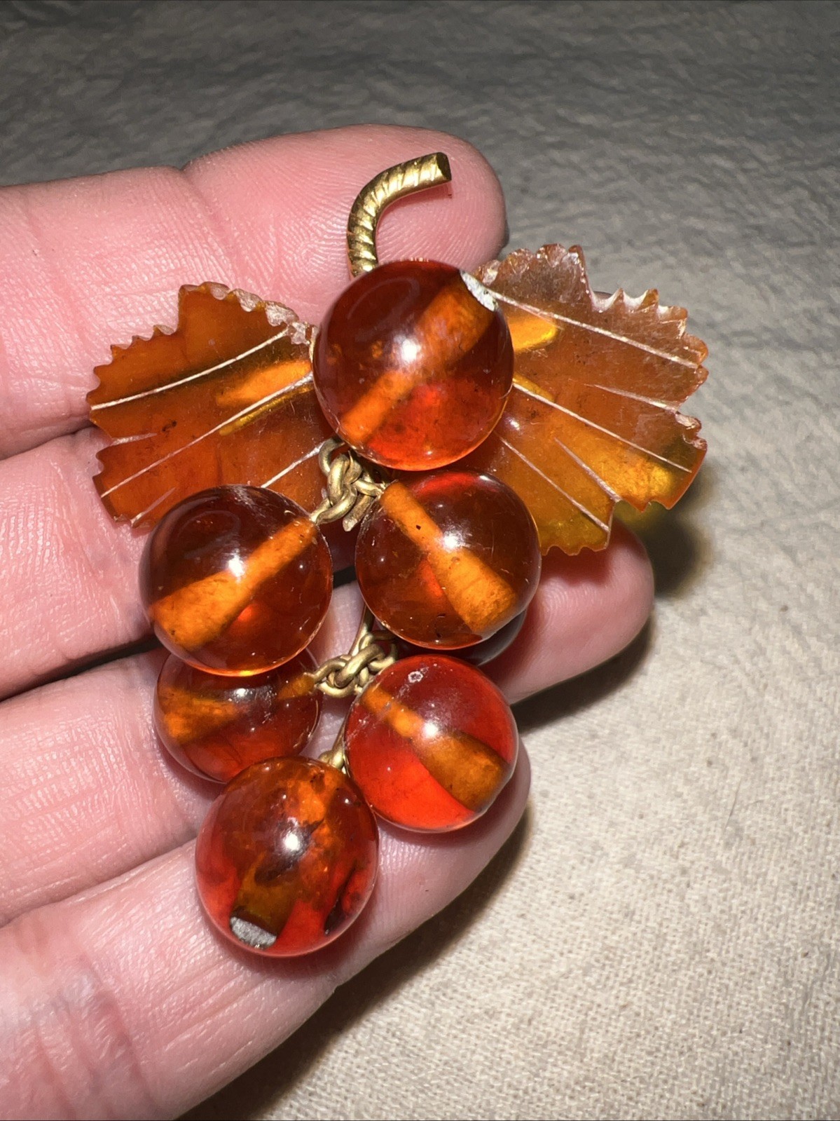 VTG Amber Lucite Grape Cluster Brooch Gold Tone Leaves Mid Century Fruit Jewelry