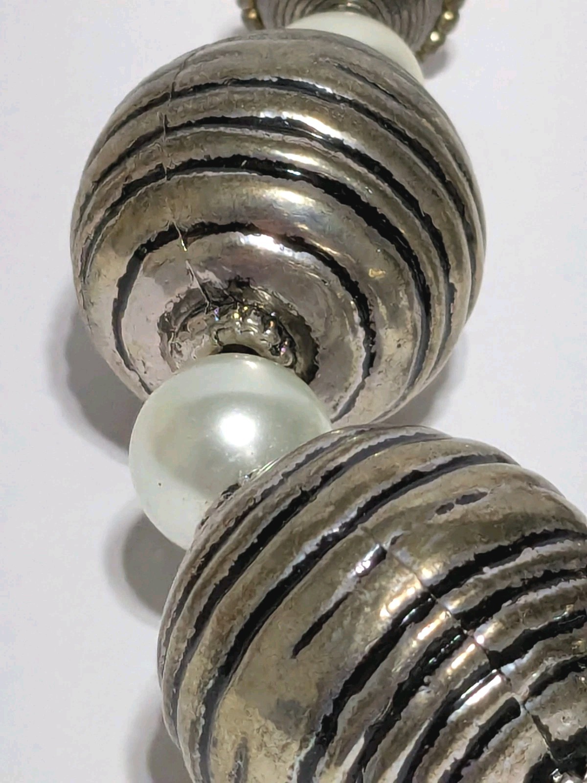 Vintage Chunky Silver Tone Etched Metal & White Glass Round Beaded Necklace 18″
