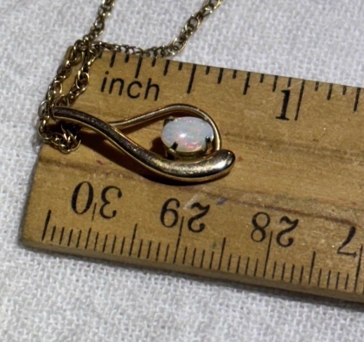 Vintage Opal necklace gold tone.