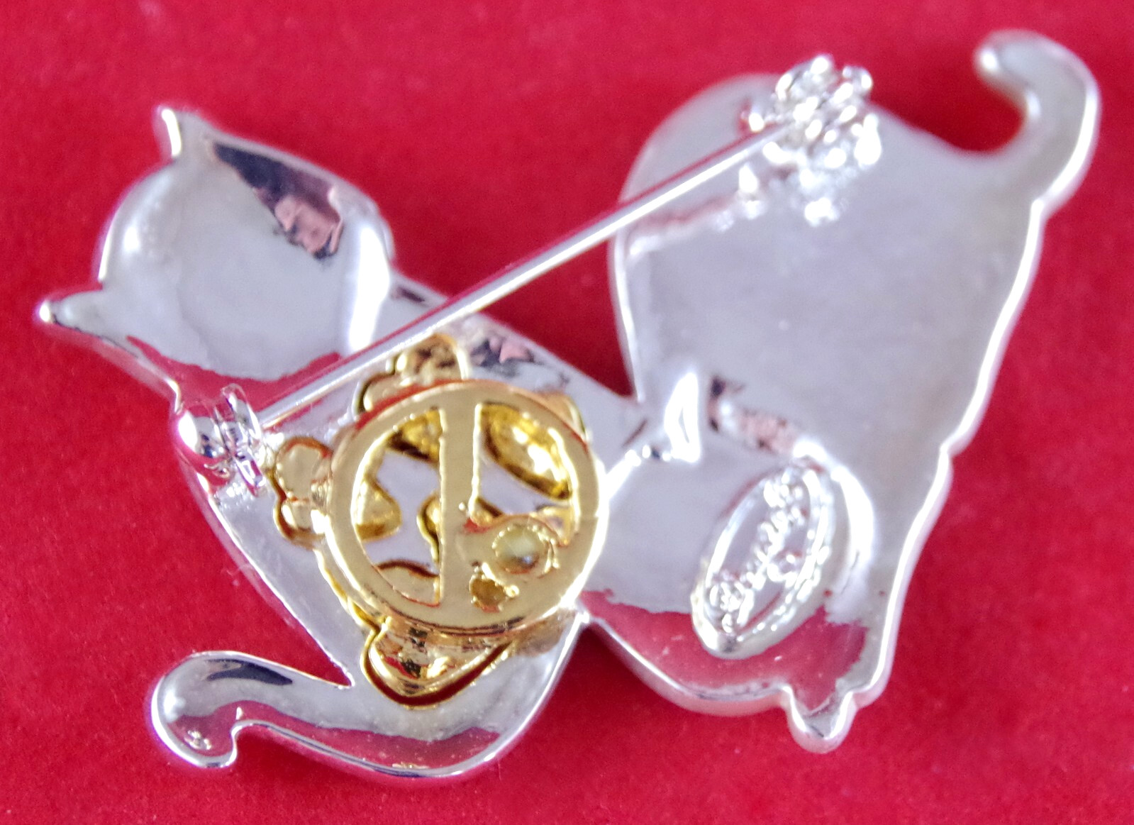 2″ NOS VTG c1980’s DANECRAFT CAT DUO w/ HEARTS & FLOWERS SILVER GOLD BROOCH PIN