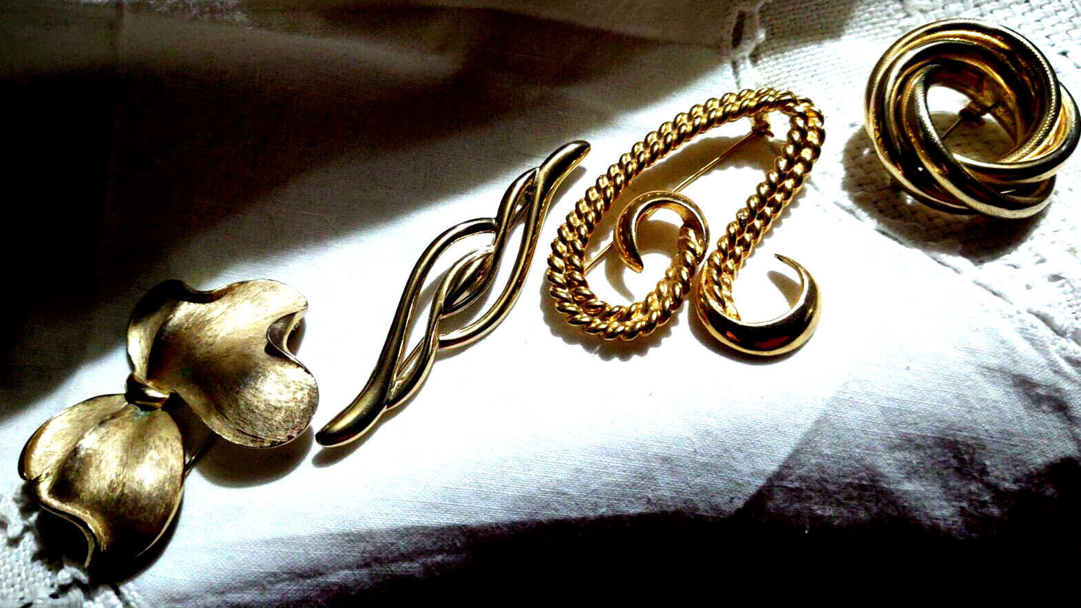 Lot of 4 Brooch Brooches VTG Gold Tone Metal Unmarked Swirls Bow Safety Clasps