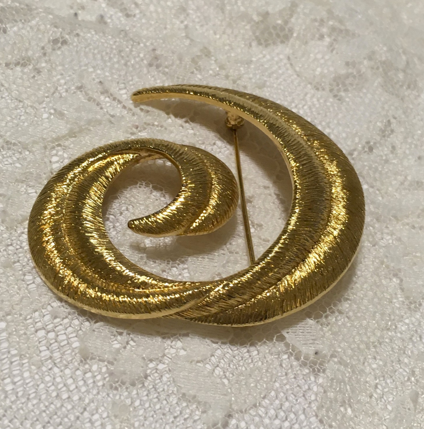 Vintage Swirl Leaf Ribbon Asymetrical Brooch Gold Tone Statement
