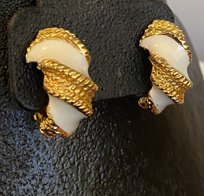 Vtg GAY BOYER Signed White Enamel Gold Tone Rope Design Retro Chic NY Earrings