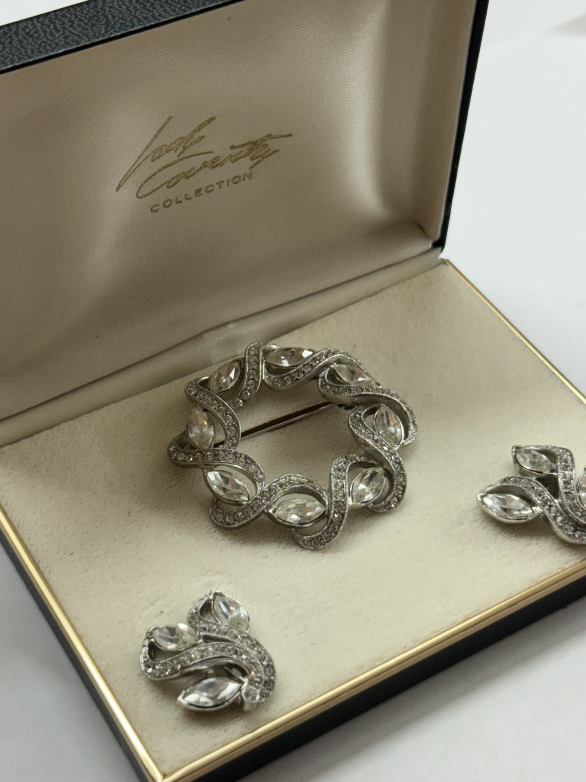 VTG 1965 Sarah Coventry THEATER Brooch and Clip Earring Set original box
