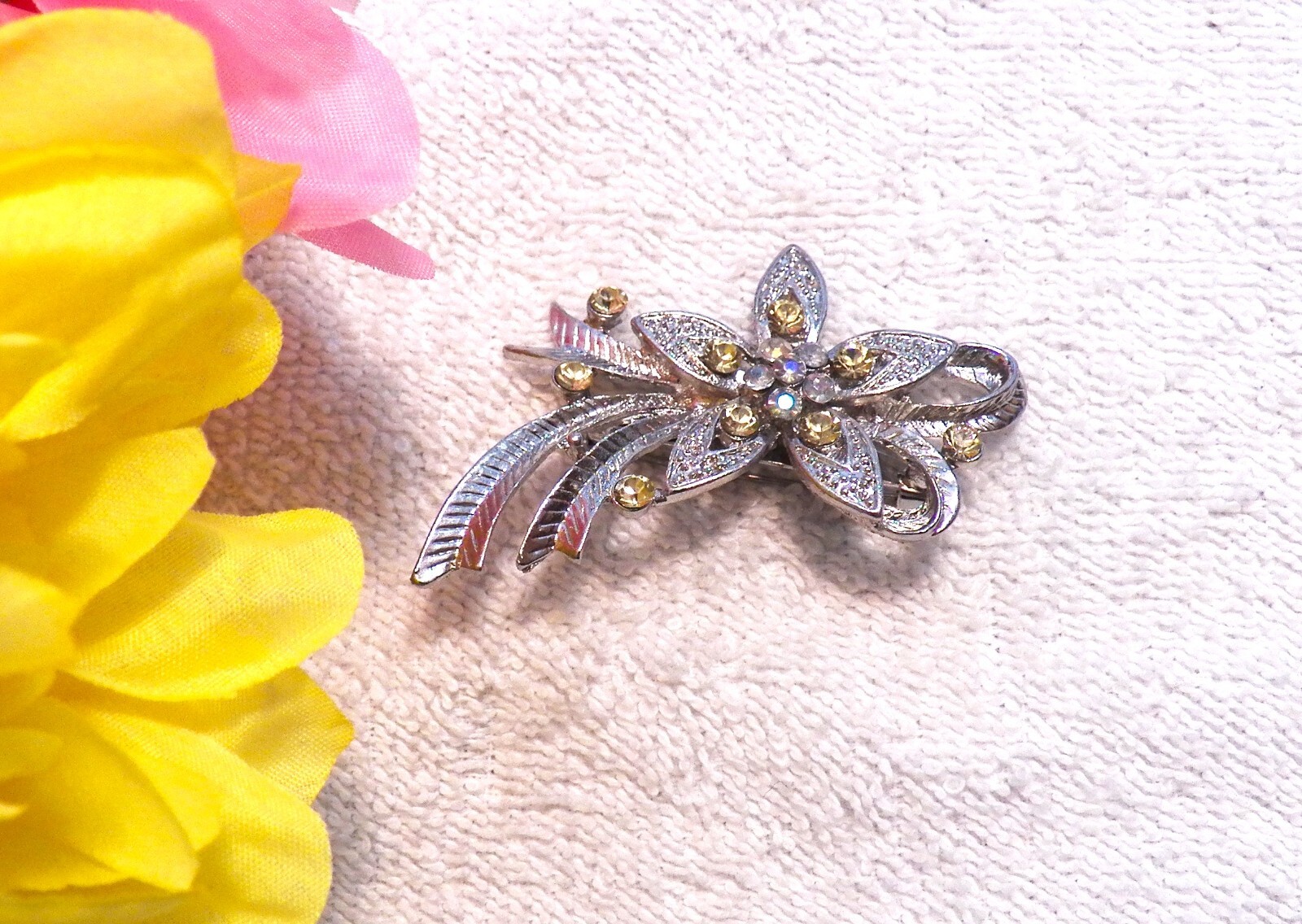 CLASSIC PIN BROOCH BOUQUET BASKET BLOOM FLORAL PETAL FERN FROND PLANT SPRAY CH12