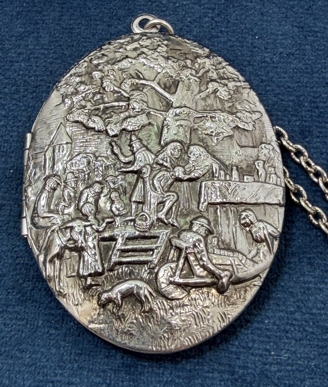 Vintage Large Oval Pastoral Scene Locket Pendant Necklace 30” Chain Silver Tone