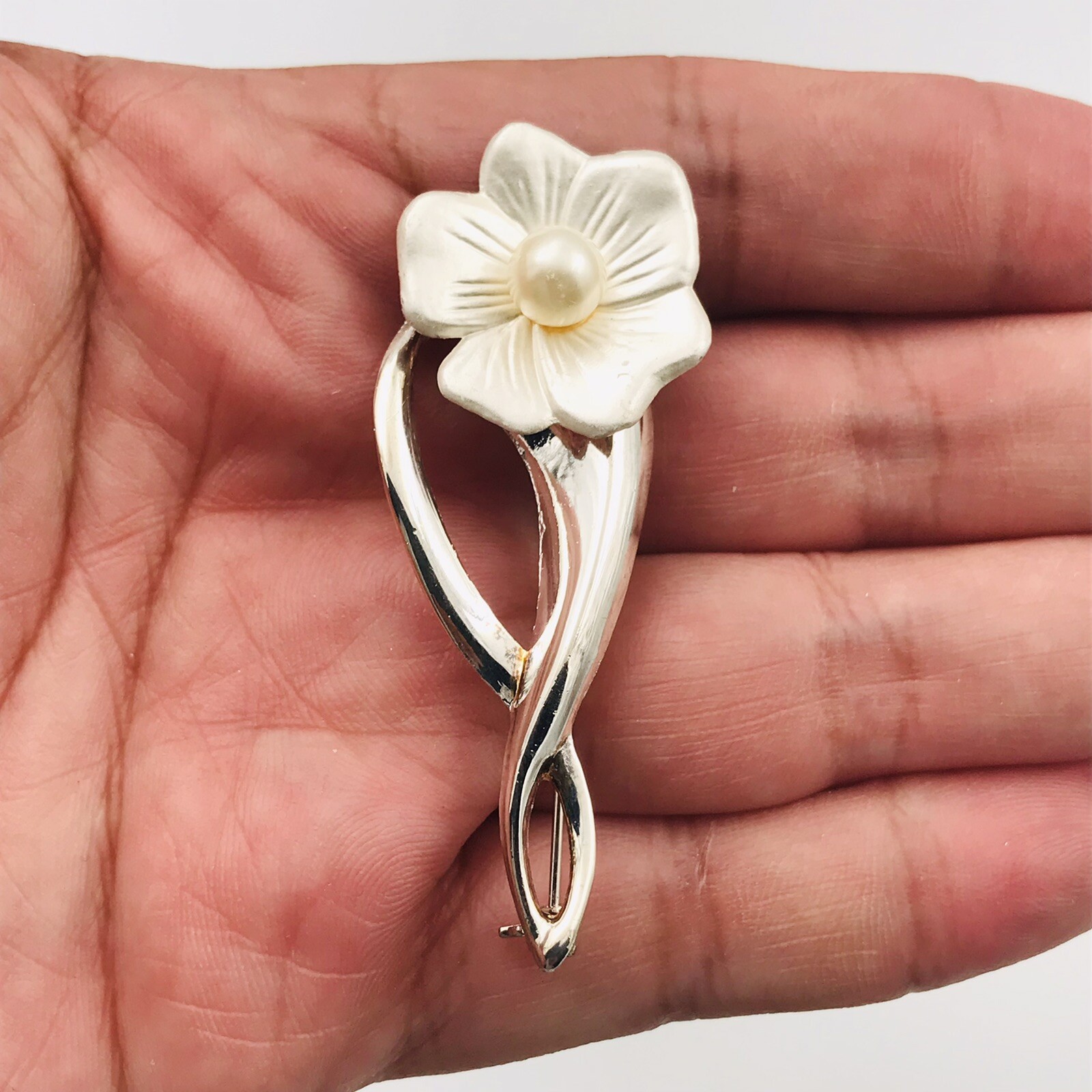 Lovely White Flower with Faux Pearl Silver Tone Pin Brooch 2.25” x 1″
